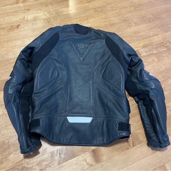 Dainese 2 piece leather suit with minimal use - Picture 4 of 16